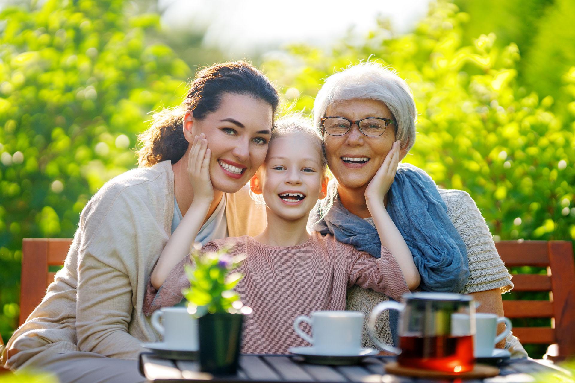 Drei Generationen beim Tee im Garten